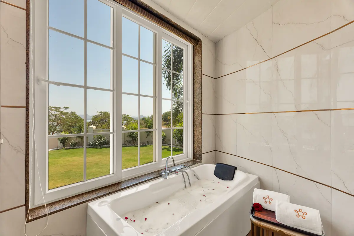 Relax in the bathtub while soaking in breathtaking views of the dam and mountains.