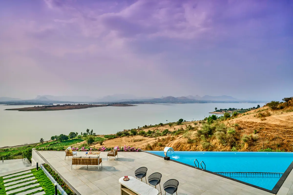 Where the infinity pool meets endless lake views.
