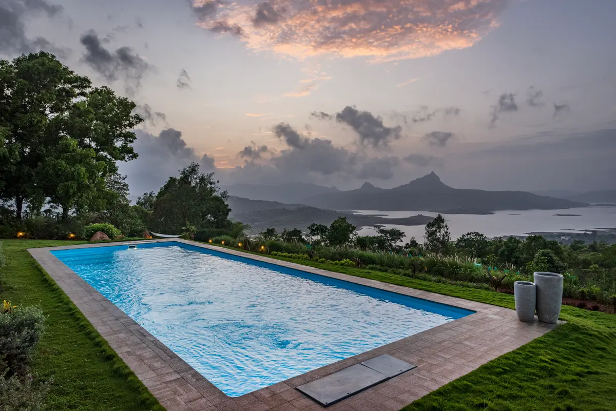 Lake in the front, mountains at the back, the perfect villa setting for peace and panoramas