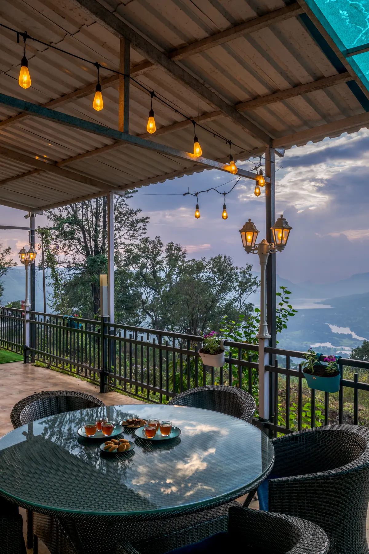 Enjoy evening hi-tea and snacks on the balcony as the sun sets over the valley, painting the skies in golden hues.