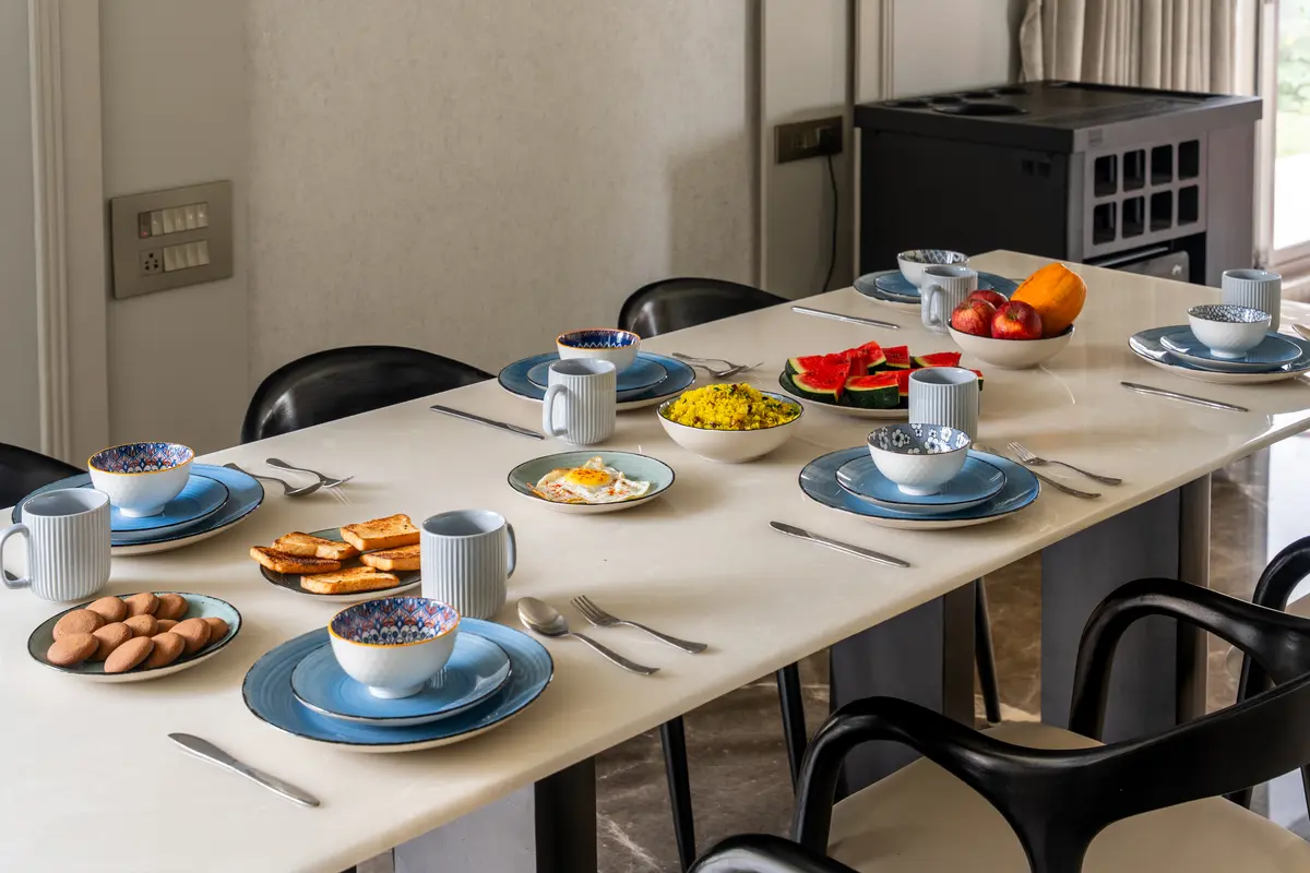 Homely Meals for All – Relish delicious home-cooked veg and non-veg dishes made with care.