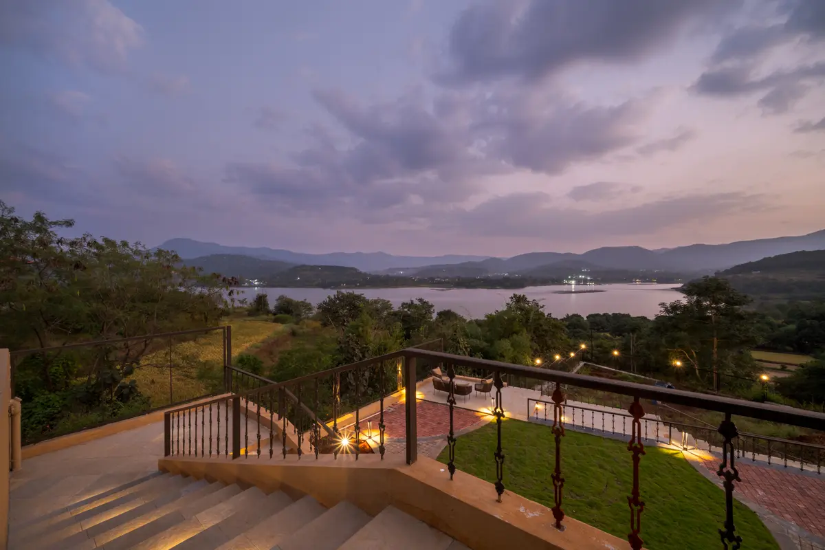 Indulge in scenic views of the Khadakwasla Dam!