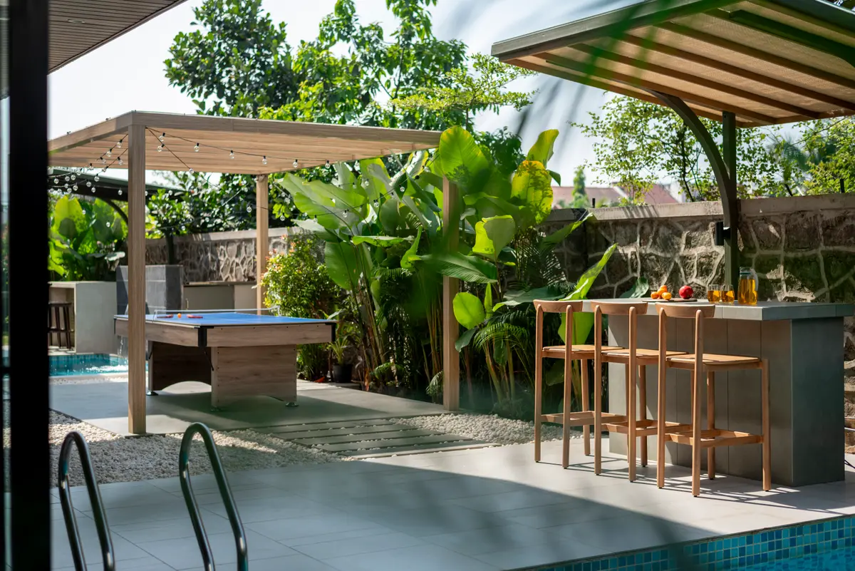 Poolside Bar – Mix, sip, and enjoy the perfect setup for your poolside party.