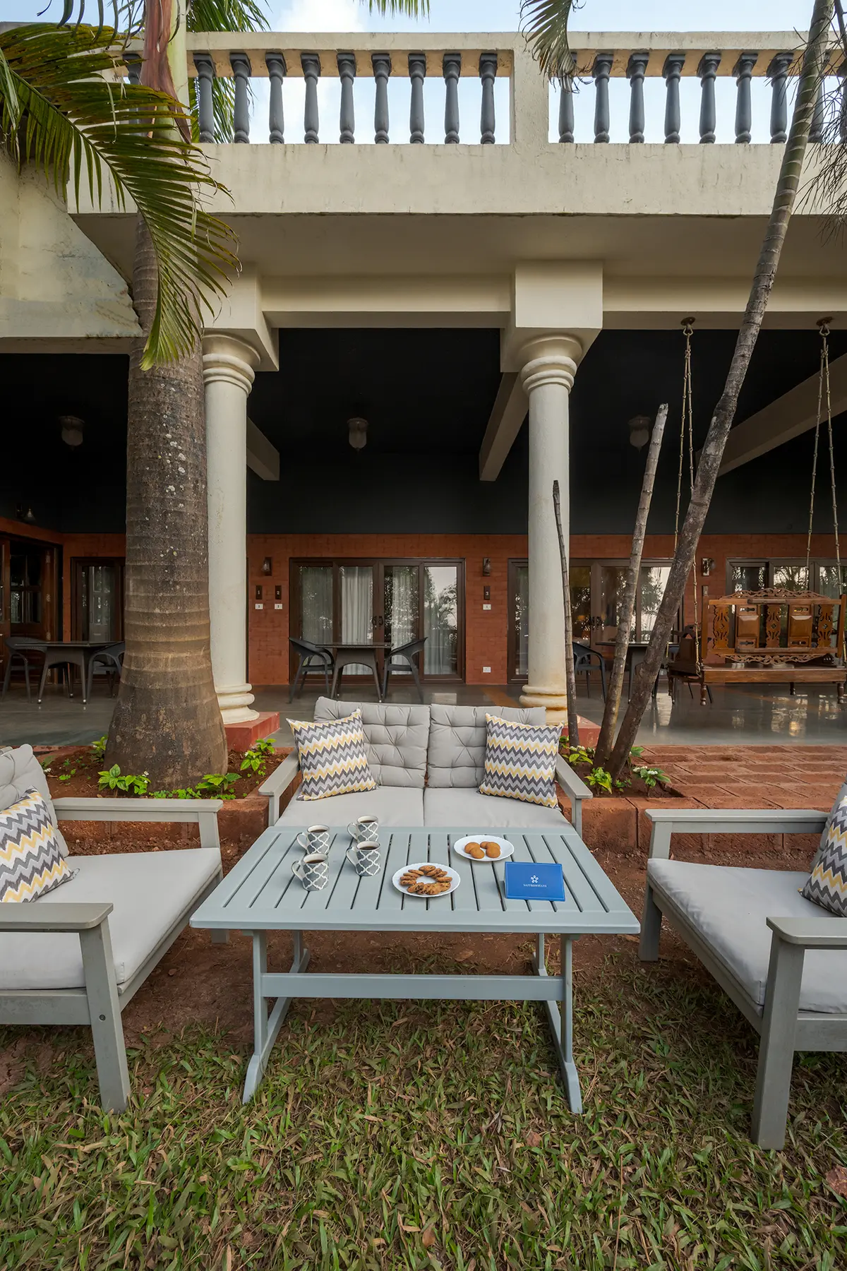 Start your mornings with open-air breakfast in the lawn’s serene dining area, perfect for families.