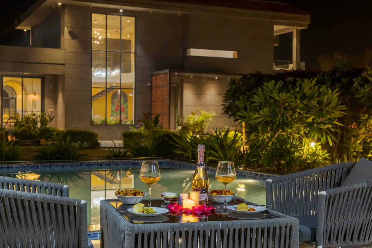 Perfect dinner set-up by the pool