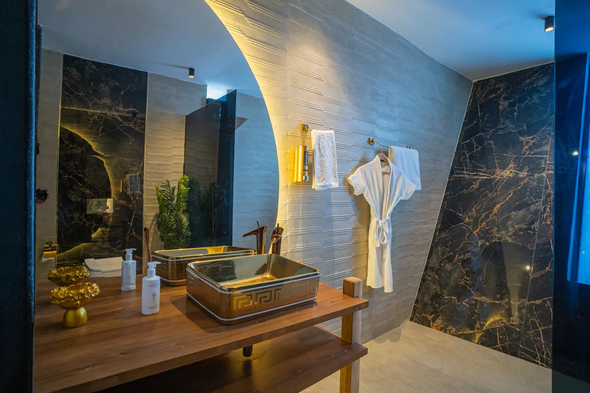 Fully Equipped Bathroom 