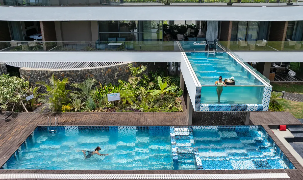 Made for every mood, the twin pools blend moments of togetherness with serene lake views with an unforgettable floating breakfast experience.