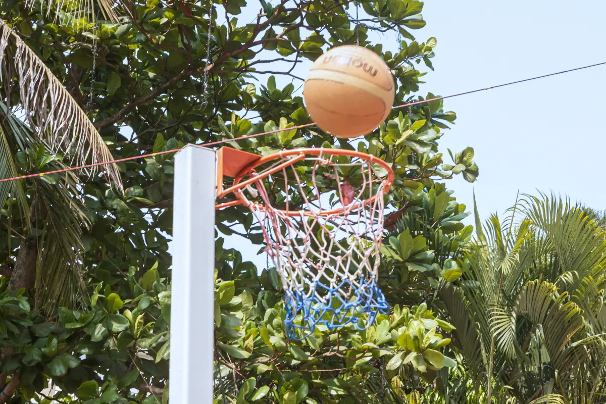 Play basketball at dusk and compete over a round of badminton at night. 