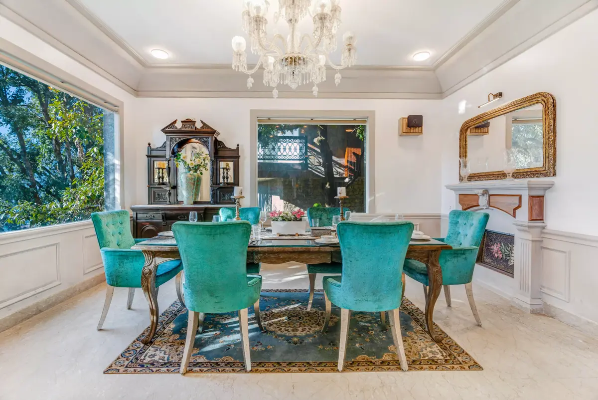 Dining in style, gather with friends