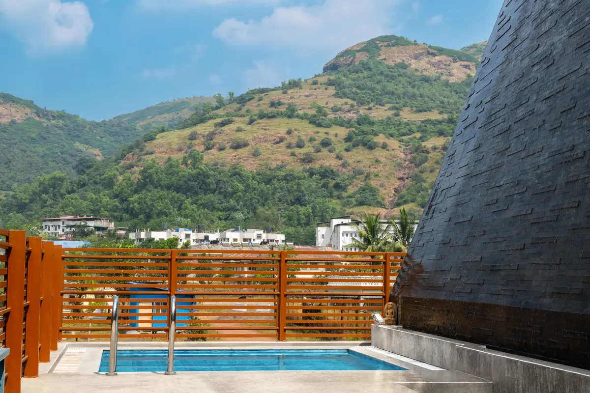 Adjoining the main living room, the waterfall, pool and breathtaking views add the right spark and love to your parties, soirees and experiences!