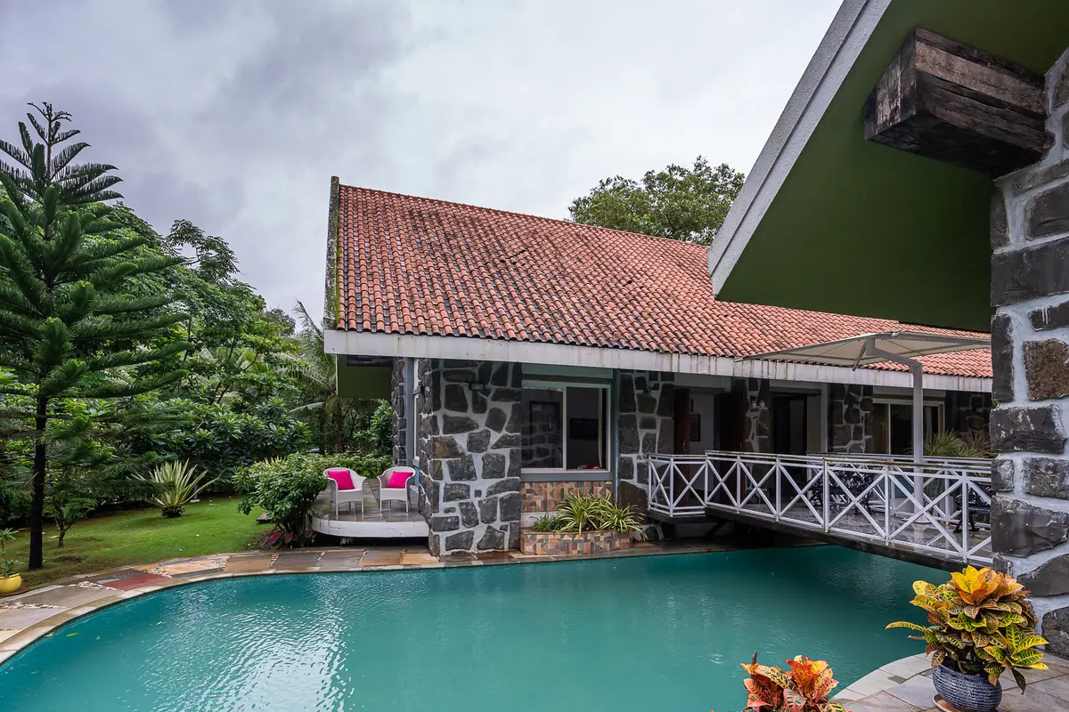 A pool to relax with royalty