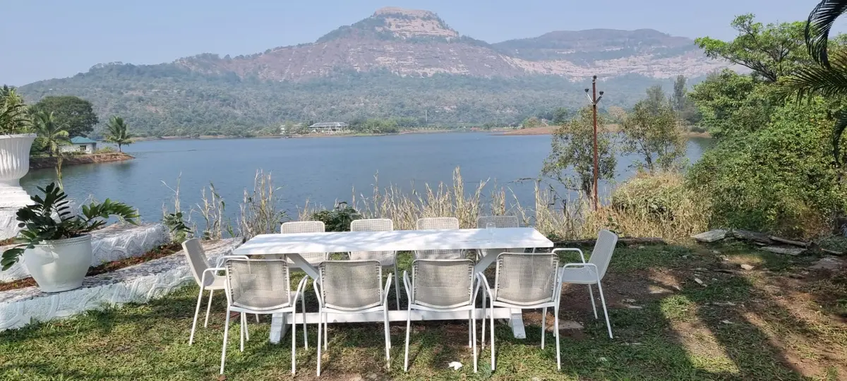 Admire the mesmerising views of the lake while you sip on a hot cup of coffee.