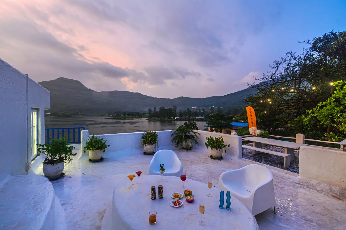 Admire the mesmerising views of the lake while you sip on a hot cup of coffee.
