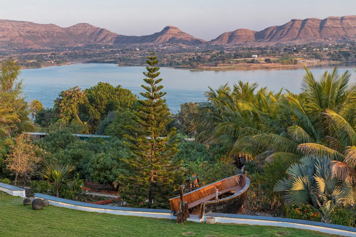 Soak in the naturalness of the surroundings with views of the Waldevi lake and dam.