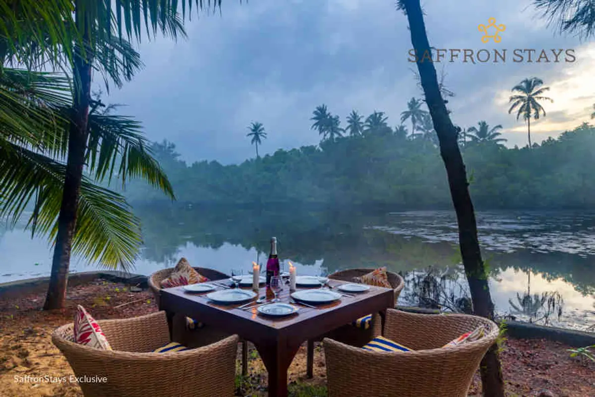 With the backwaters as the perfect backdrop, enjoy a romantic candlelight dinner with your bae.
