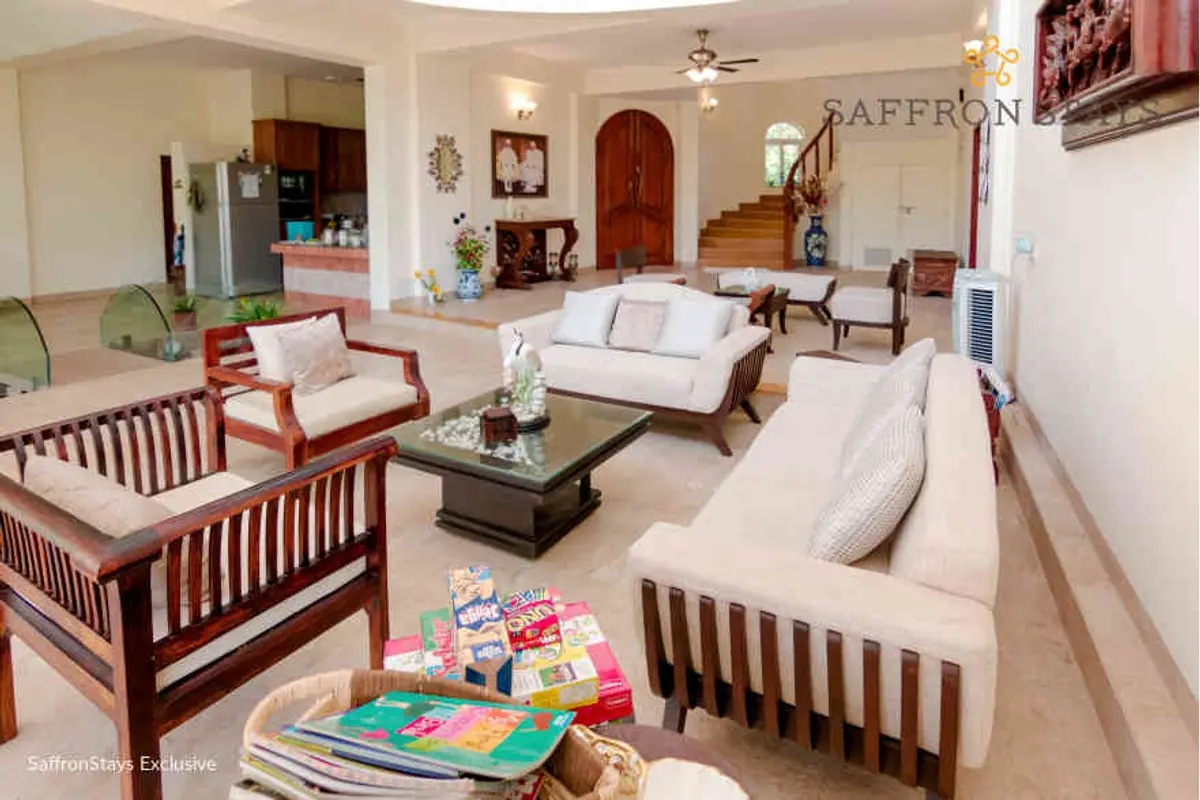 Gather in the double-ceiling living room to
enjoy a few rounds of board games. 