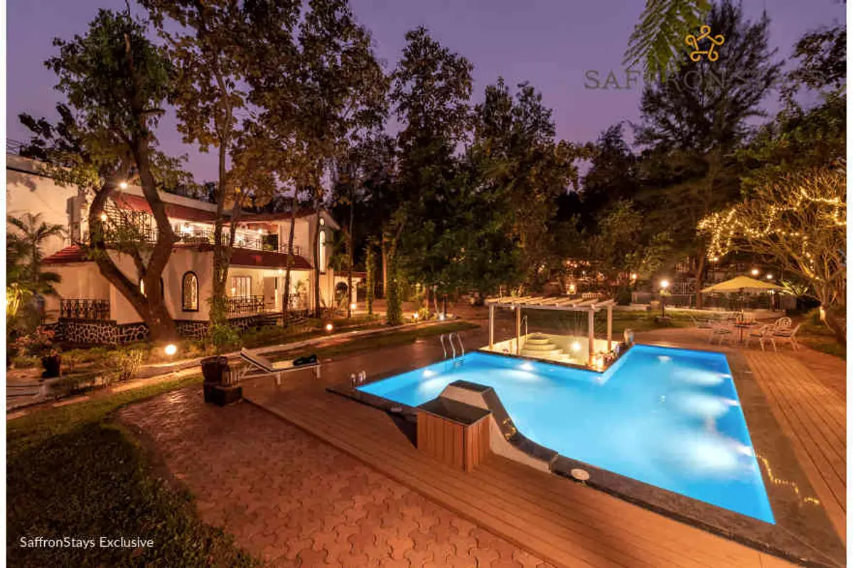 Sip your favourite beverage at this sunken bar which is right next to the pool.