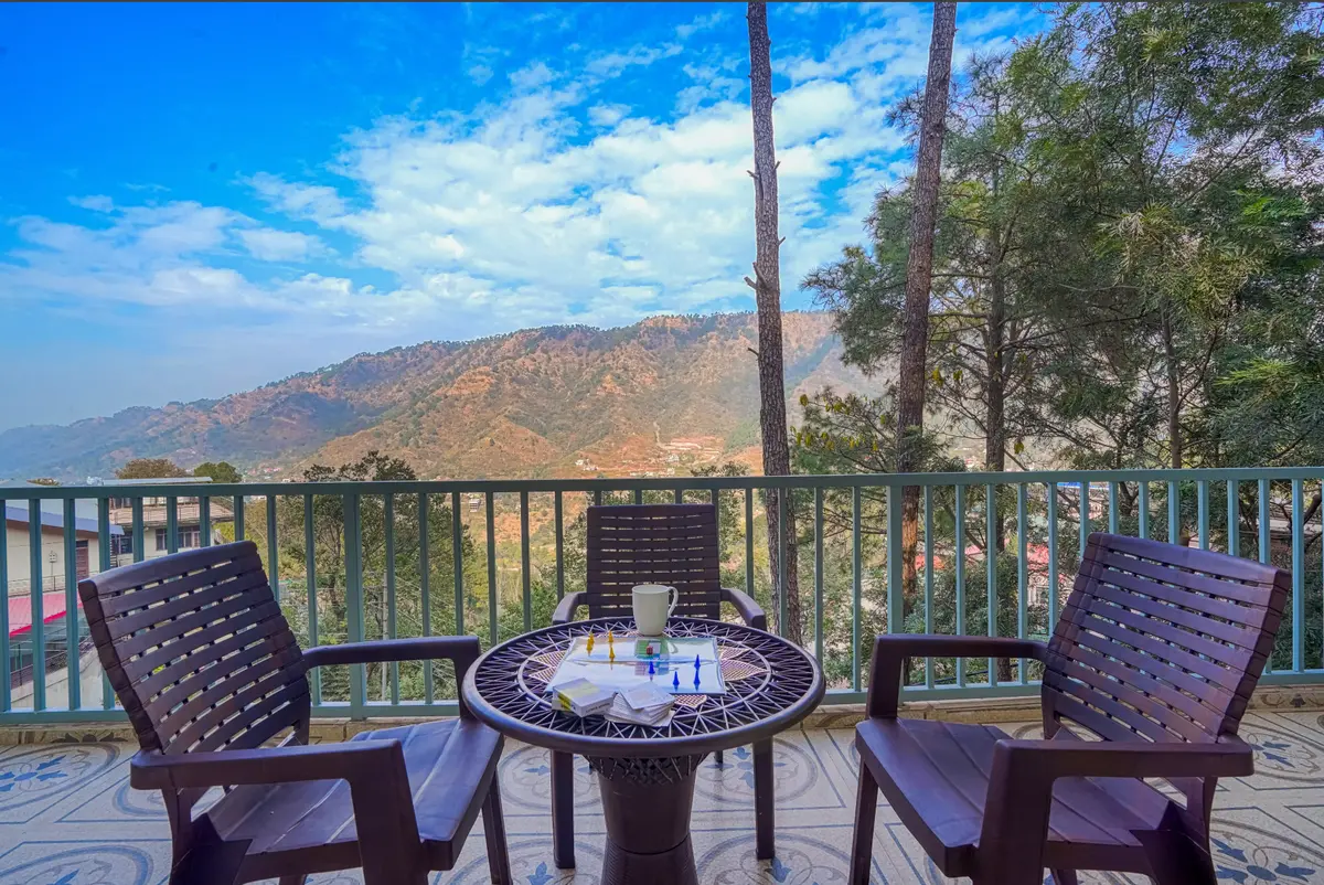 Balcony with mountain view.