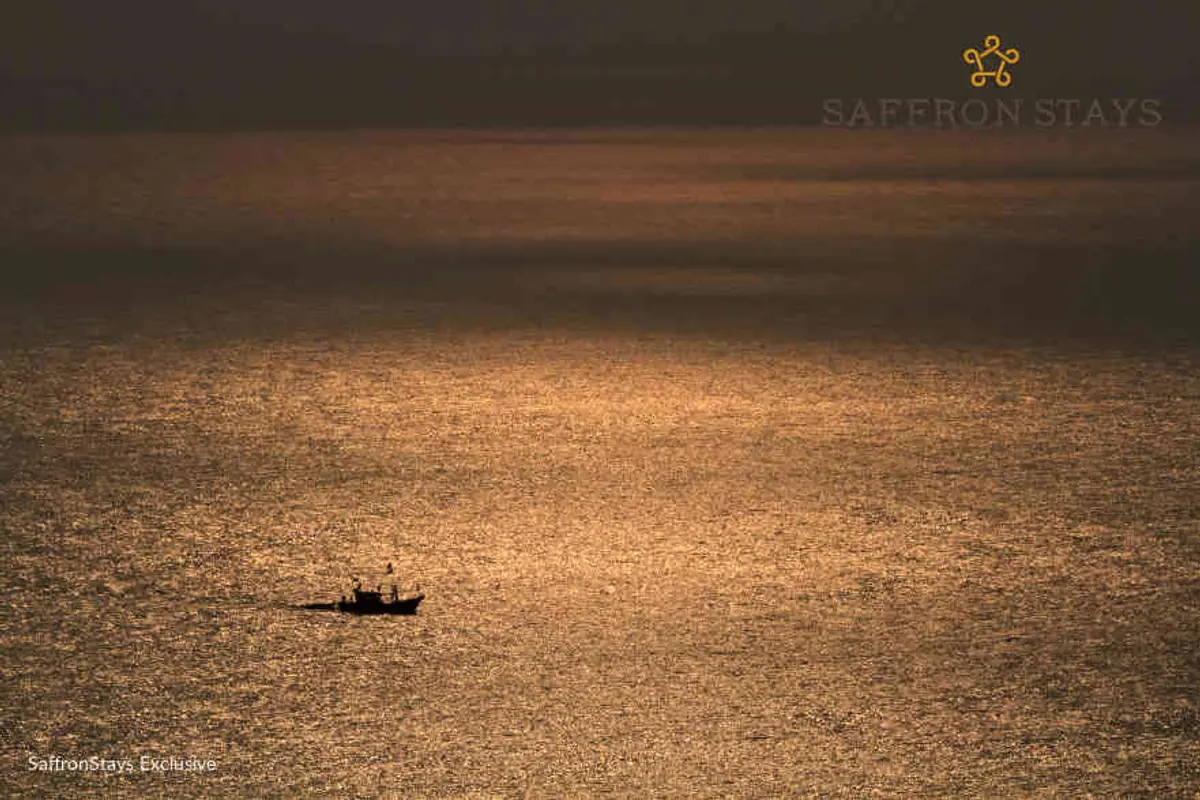 You can spy on the Harnai fishing port and the famous Suvarnadurg sea fort on the left from the villa.