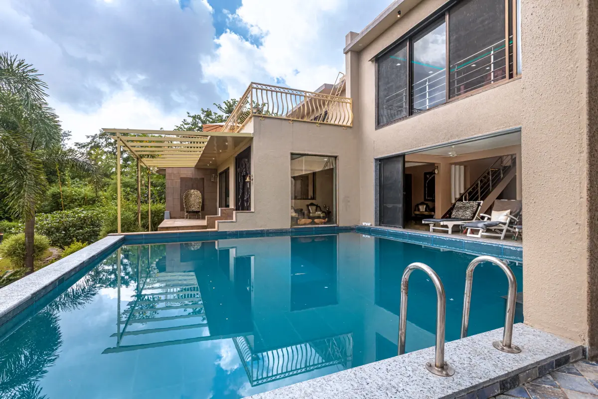 Attached to the main living room, the unique position of this pool will enliven your parties and heartwarming celebrations. 
