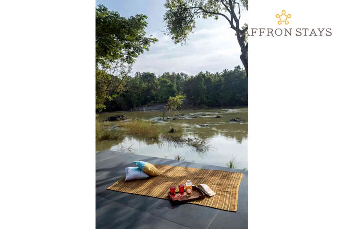 Indulge in some stargazing on the banks of the river or snuggle up with your loved ones in the warmth of the bonfire. 