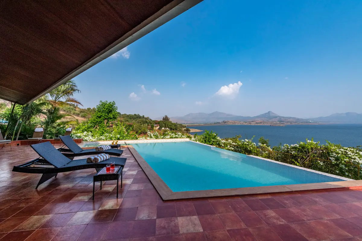 Lounge around on the deck, sipping on drinks or catching up with your loved ones.