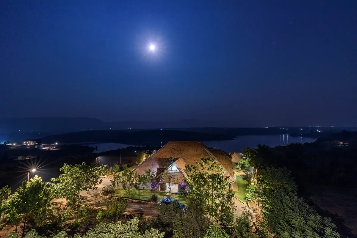 Every verandah offers unmatched, breathtaking views of Andre Dam, so sure to set your alarms to catch the stunning moonrise over the shimmering lake. The best spot to grab this 'silver moonrise' would be the swing by the pond or the 1st-floor balconies.