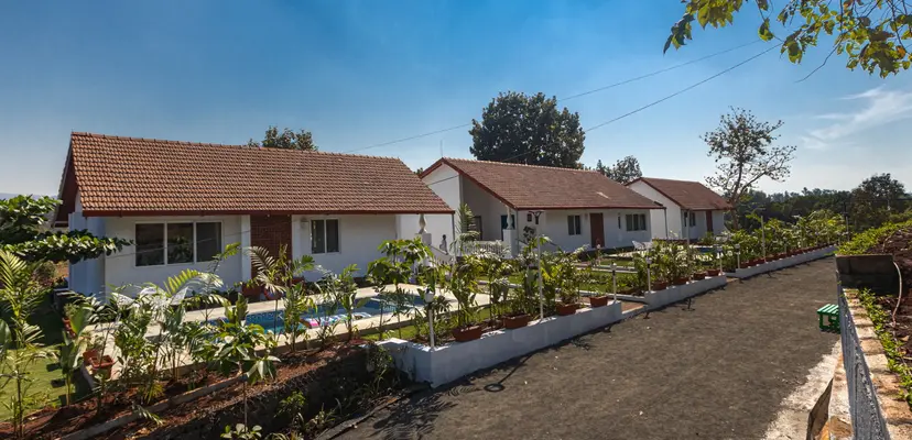 Mariposa by the River (7 bedroom entire estate), villas in Karjat