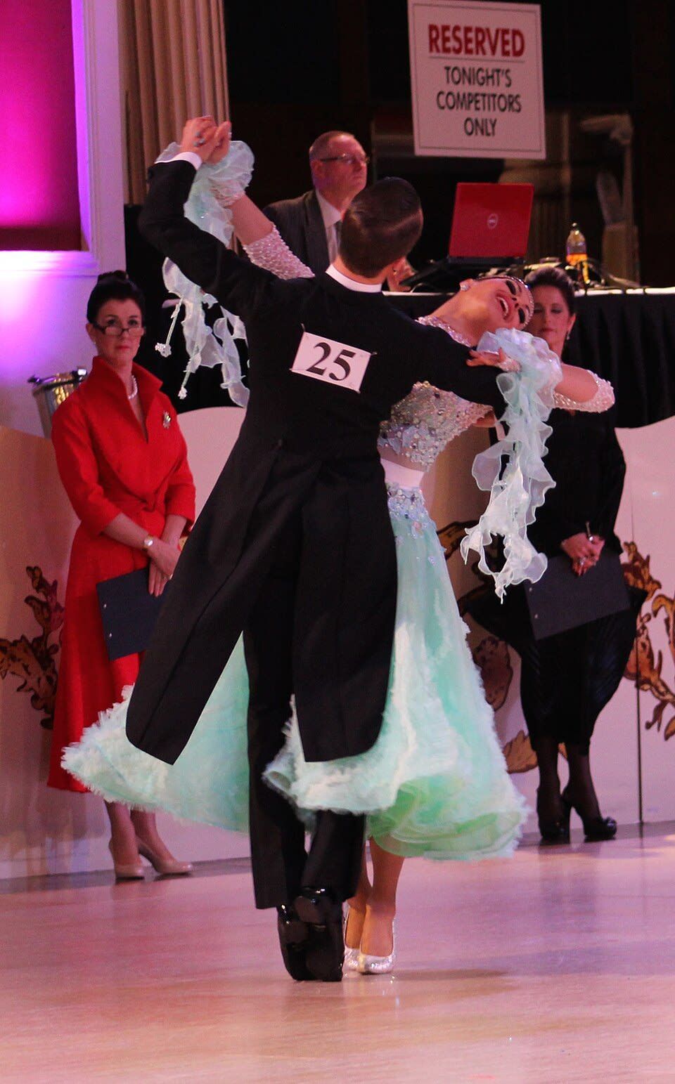 Baile de Salón: Noches de Ritmo y Conexión