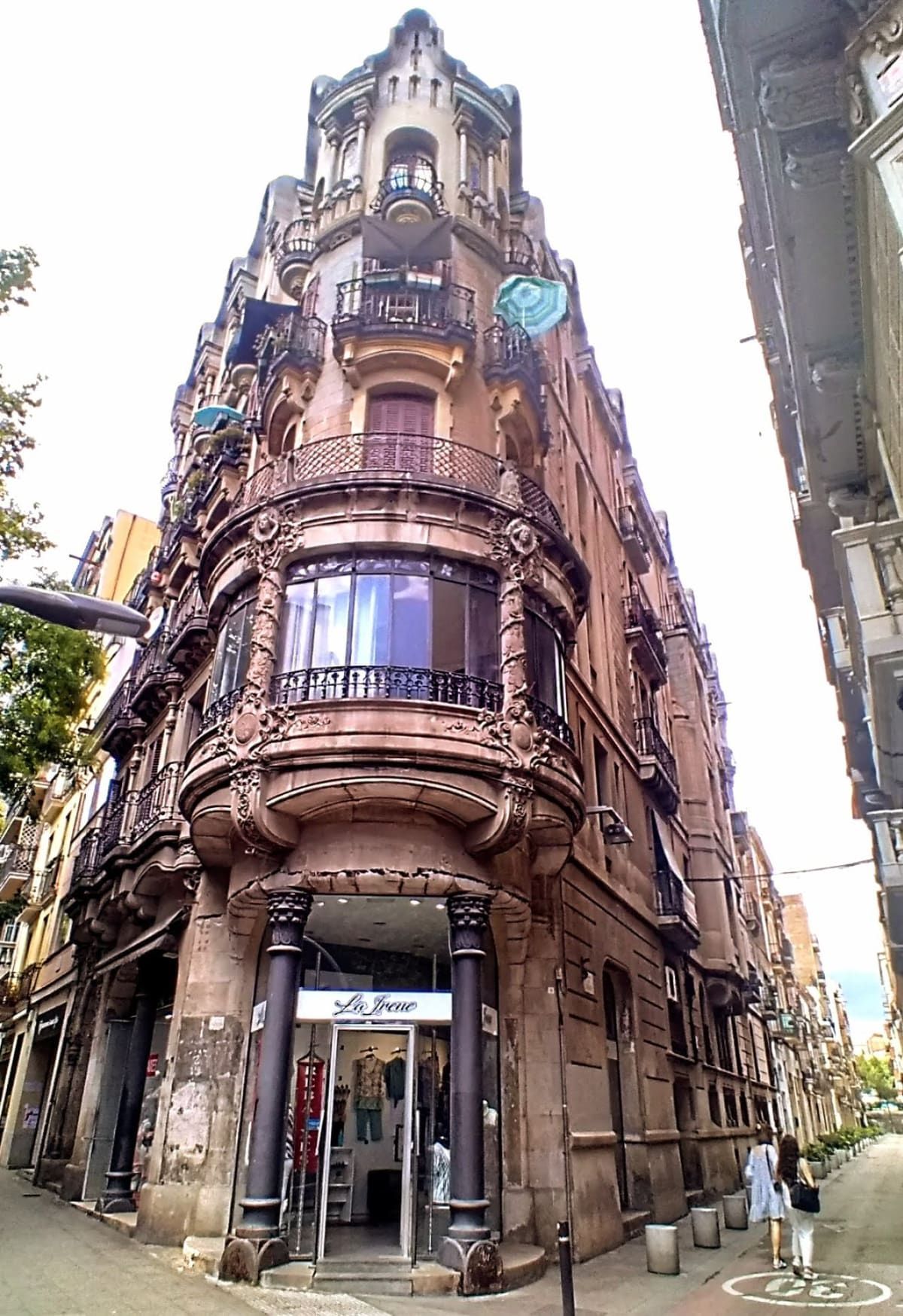 Cata a ciegas de vinos en las Casas Modernistas de Sants