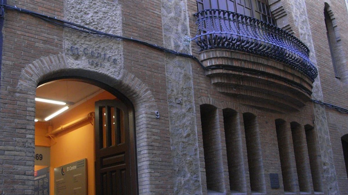Pati escolar obert al barri a Gràcia