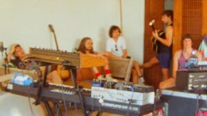 Pausa en el Soroll: Meditació per a la Supervivència Urbana