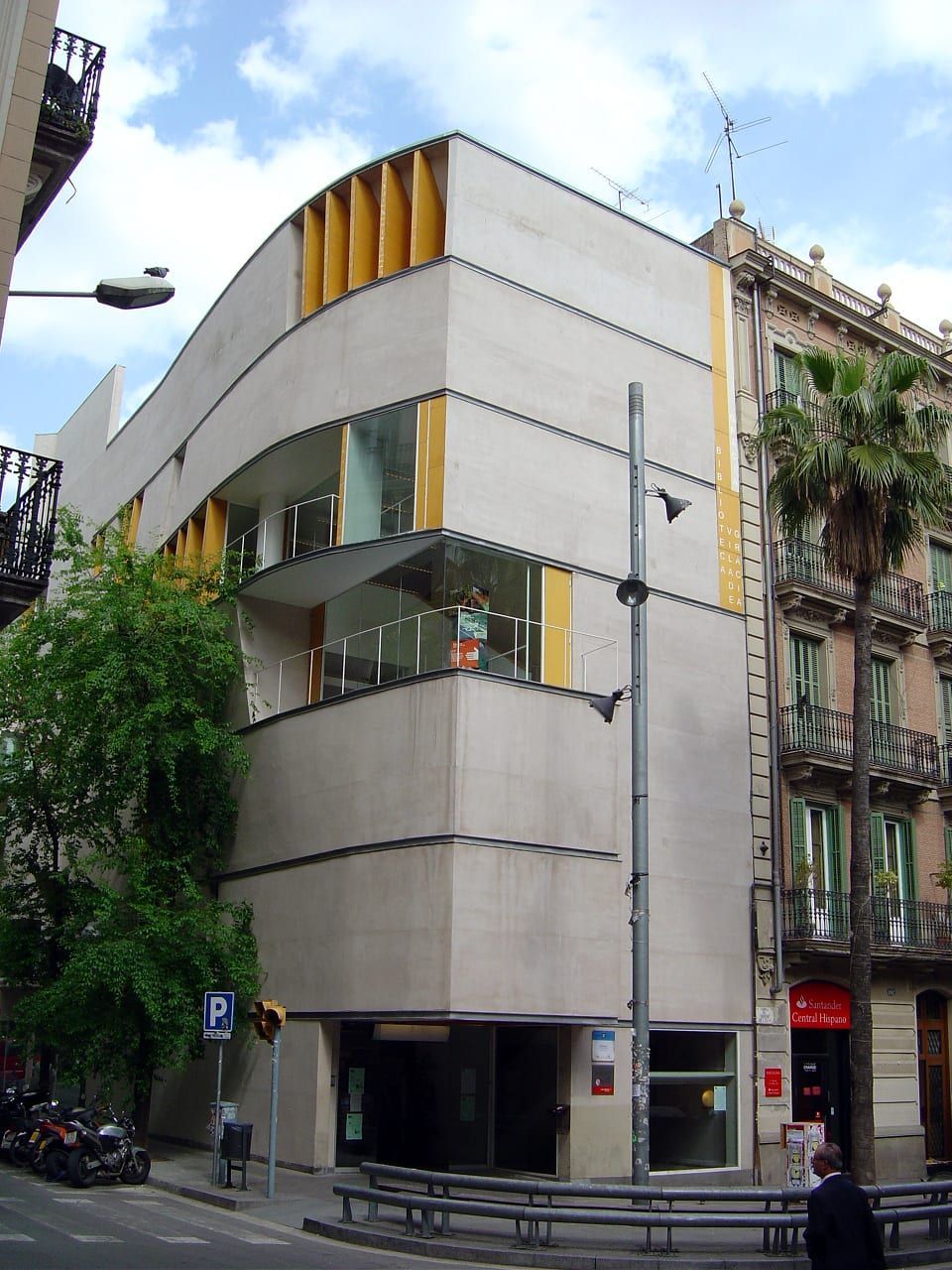 Biblioteca Vila de Gràcia - Rosa M. Arquimbau 1