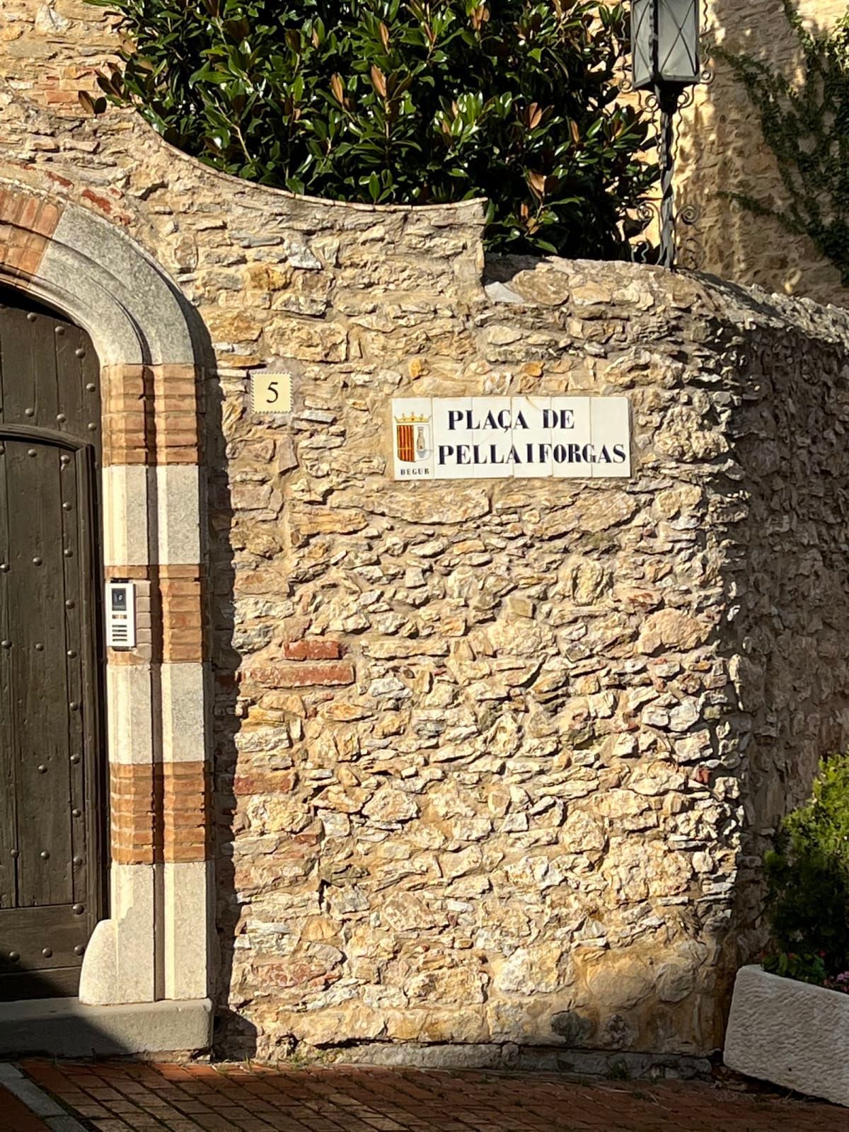 Plaça de Pella i Forgas 2