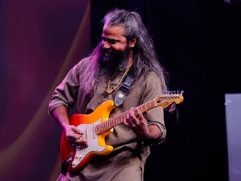 Asrar performance gallery image 5