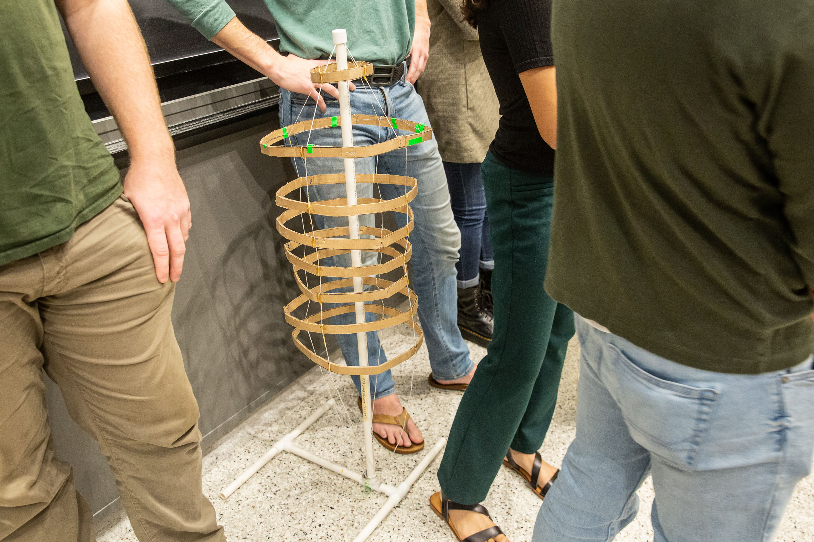 A display-style mannequin designed to collapse to make transportation with the device easier for semi-professional designers to solo designers.