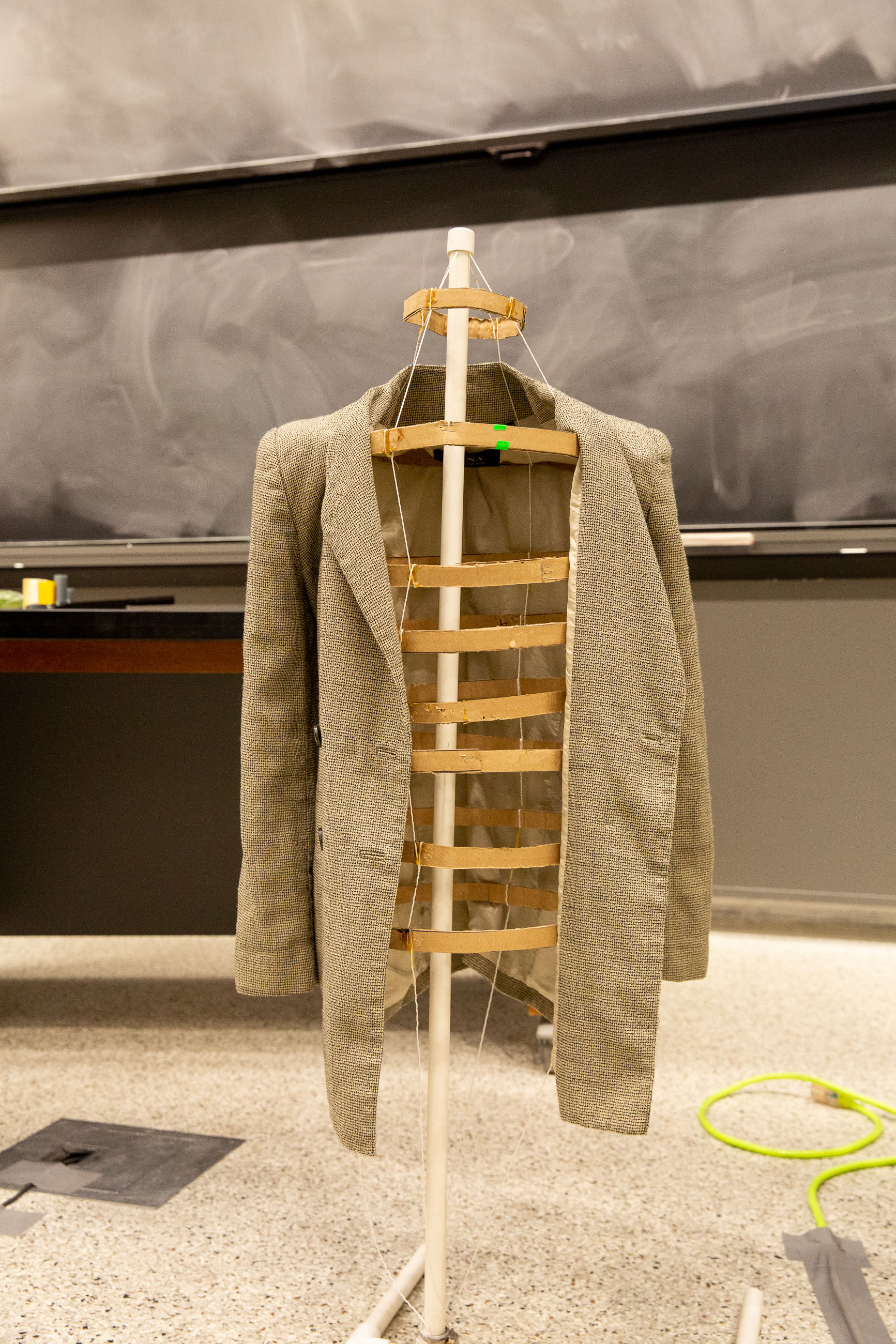 A display-style mannequin designed to collapse to make transportation with the device easier for semi-professional designers to solo designers.