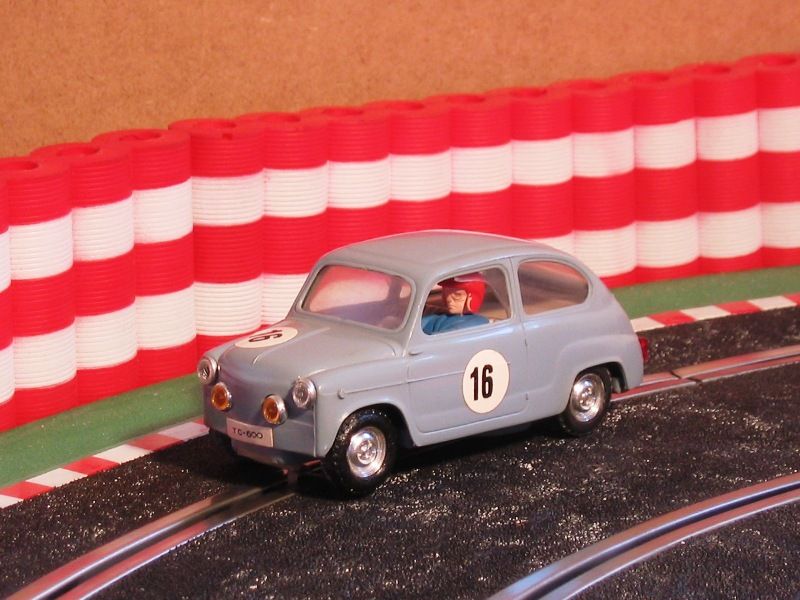 SEAT 600