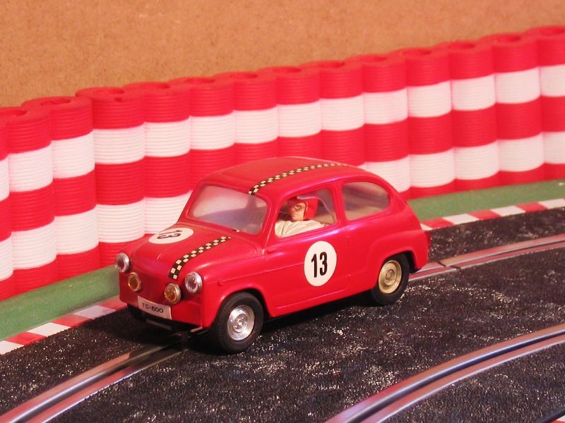 SEAT 600