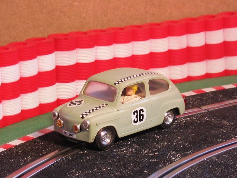 SEAT 600