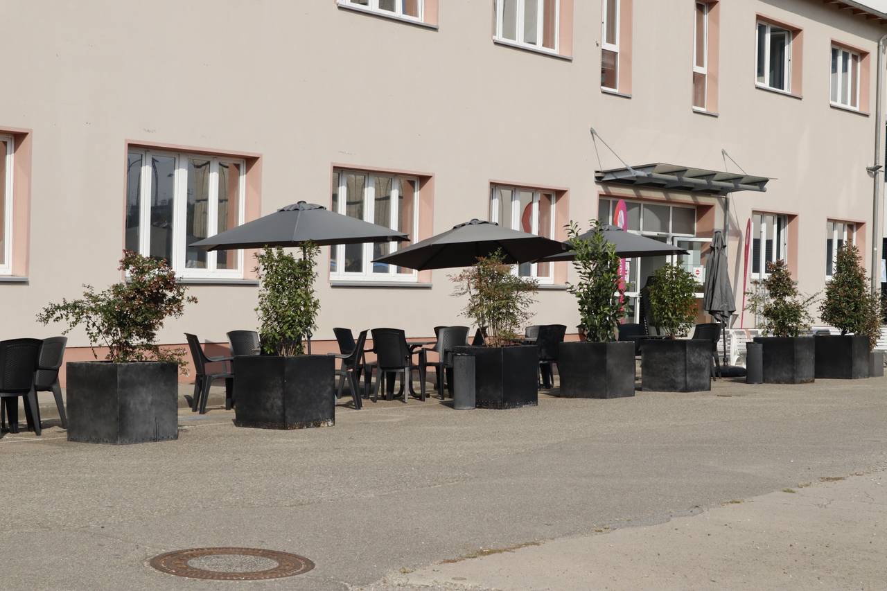 Der Innenhof der HdWM mit Sitzgelegenheiten und Sonnenschirmen