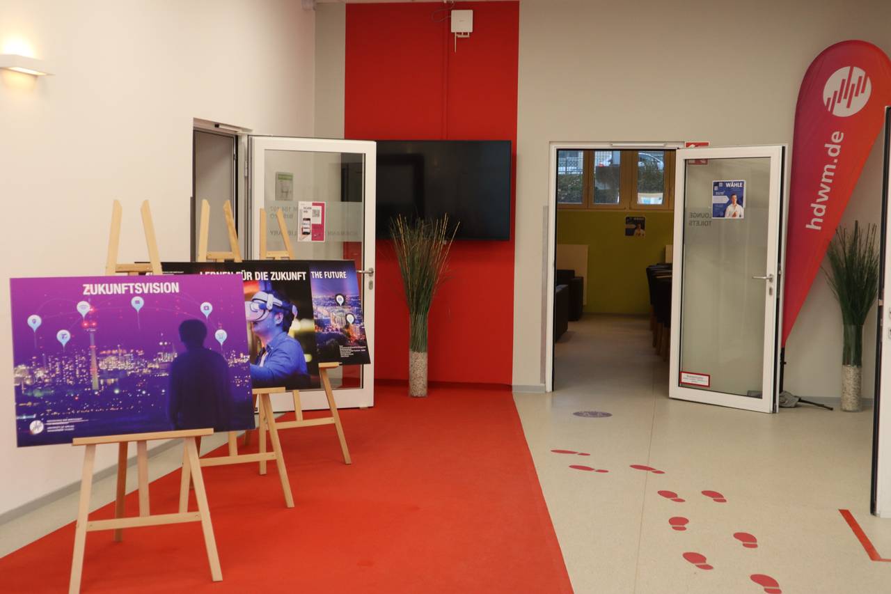 Das Foyer der HdWM mit Ausstellungstafeln