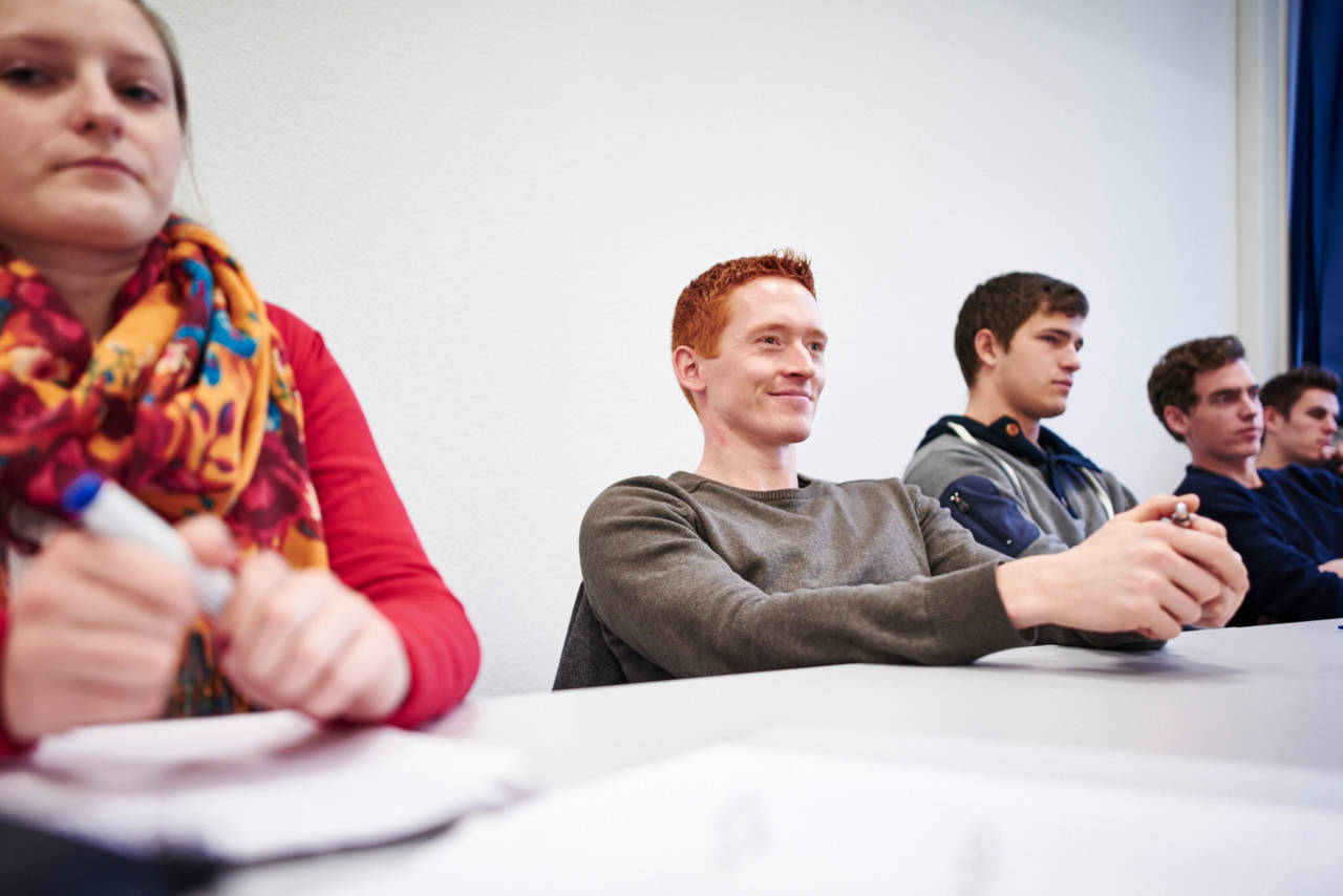 Studierende folgen einer Lehrveranstaltung
