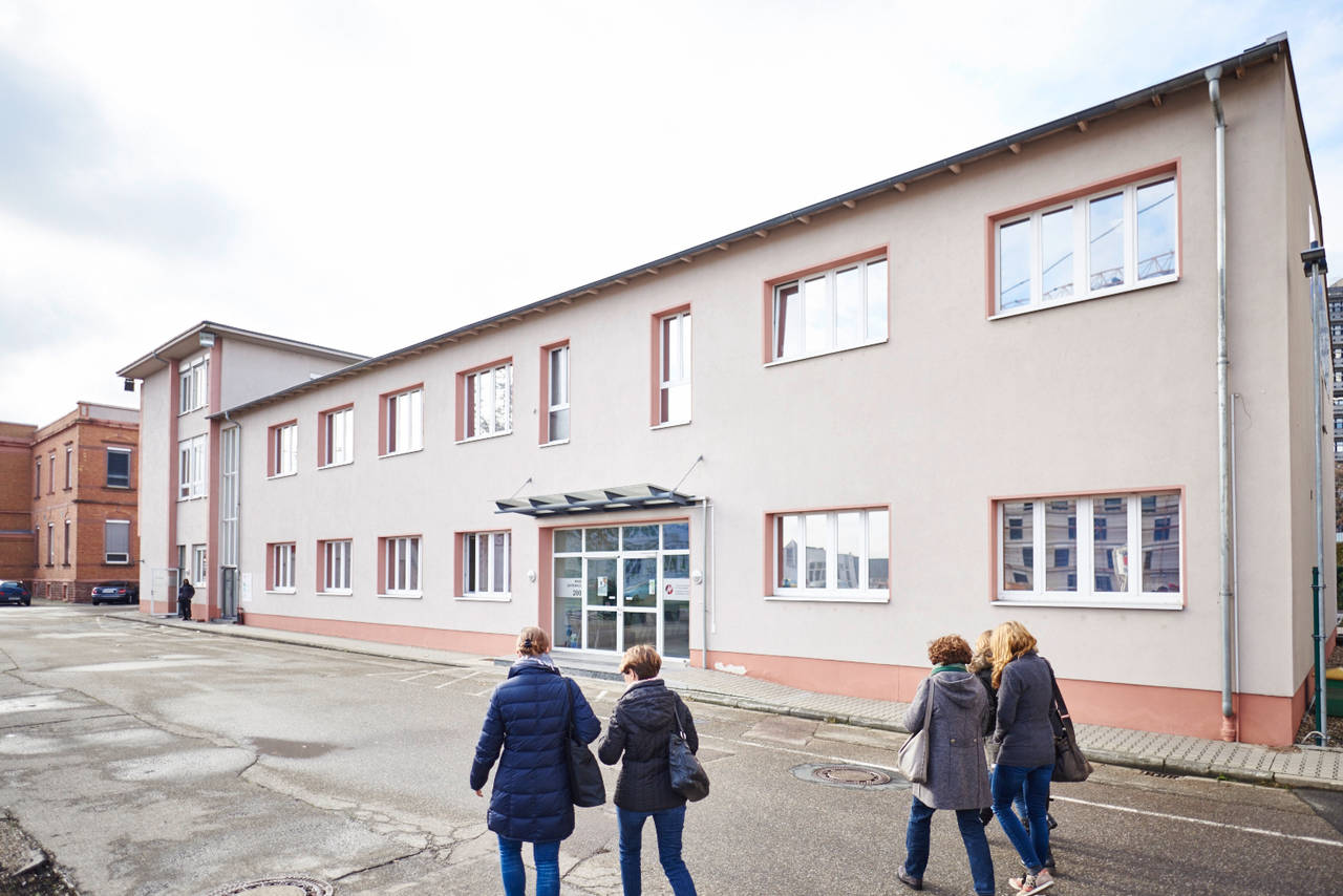 Studierende auf dem Weg über den Campus der HdWM