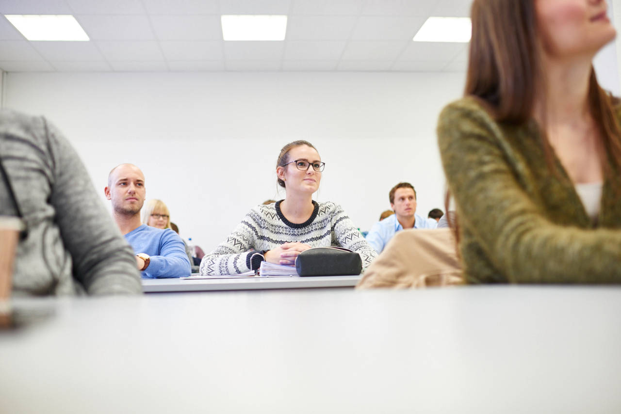 Studierende im Hörsaal der HdWM