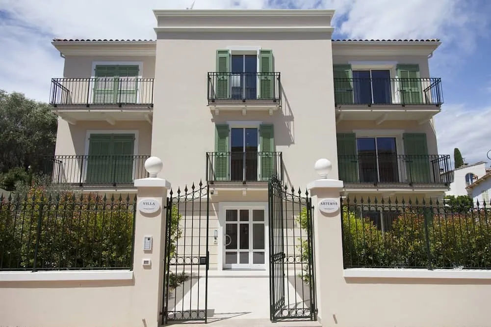 By Five Stars Holiday House