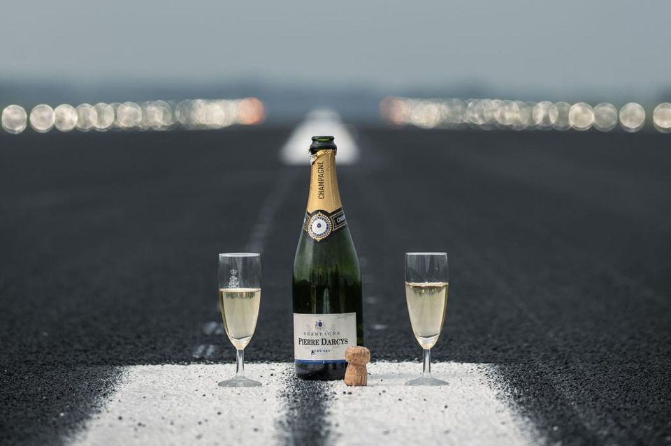 Champagne op de start- en landingsbanen van Vliegbasis Leeuwarden