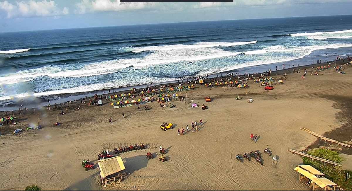 Nikmati pesona Pantai Parangtritis di pagi hari, Yogyakarta. Info lengkap harga tiket masuk, kuliner khas, dan aktivitas seru yang wajib dicoba di pantai legendaris ini.