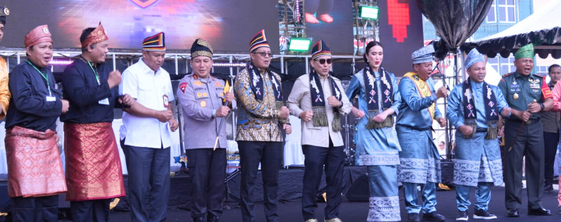 Pembukaan Festifal Pacu Jalur di Kuantan Singingi dihadiri Wapres Gibran, Gubernur Riau  bersama 2 Menteri dan Beberapa Kepala Dinas Provinsi Riau.