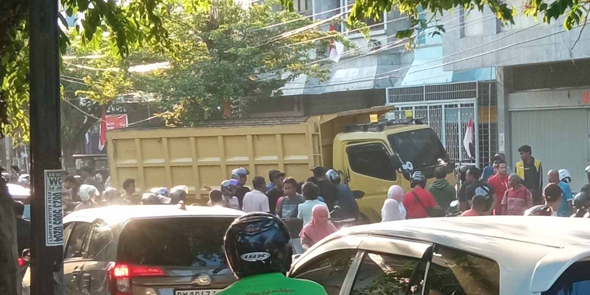 Terduga Bandar Sabu Melarikan diri Menggunakan Dump Truck.